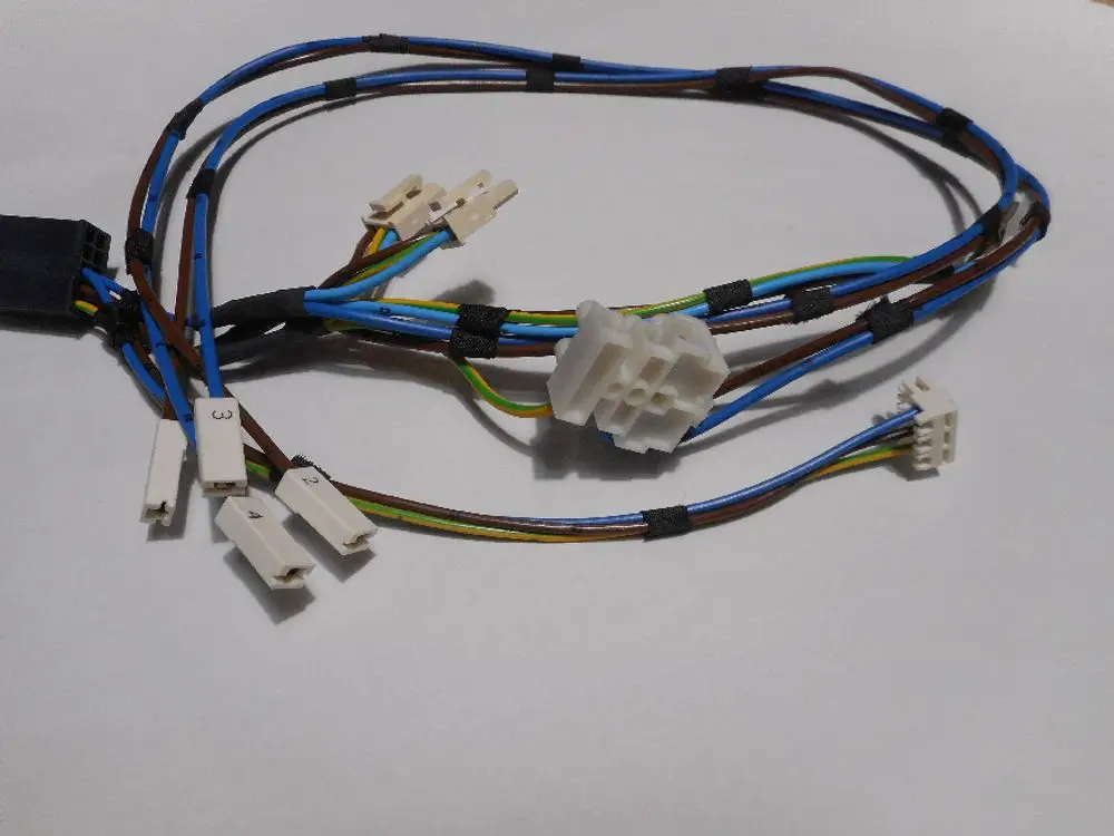 Kabelbaum mit mehreren Anschlusskabeln in verschiedenen Farben, typisch für Anwendungen im Bereich der Elektroinstallation, möglicherweise verwendet für Produkte der Marke Remeha.